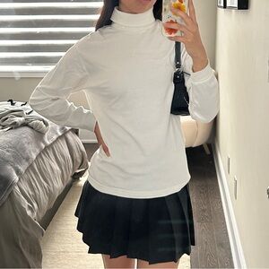WHITE TURTLENECK